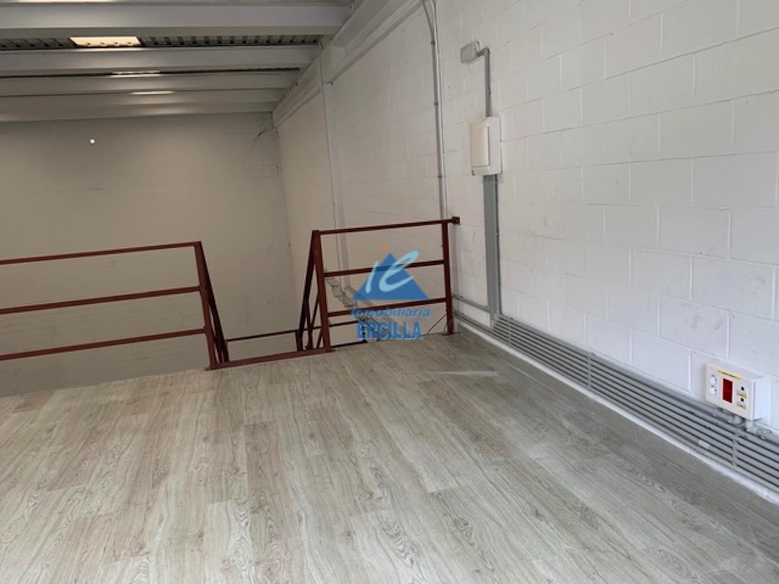 Imagen de Nave industrial en alquiler  con estanterías en Galdakao